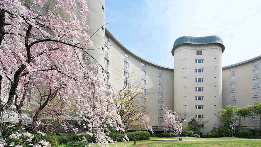 春爛漫のホテル中庭